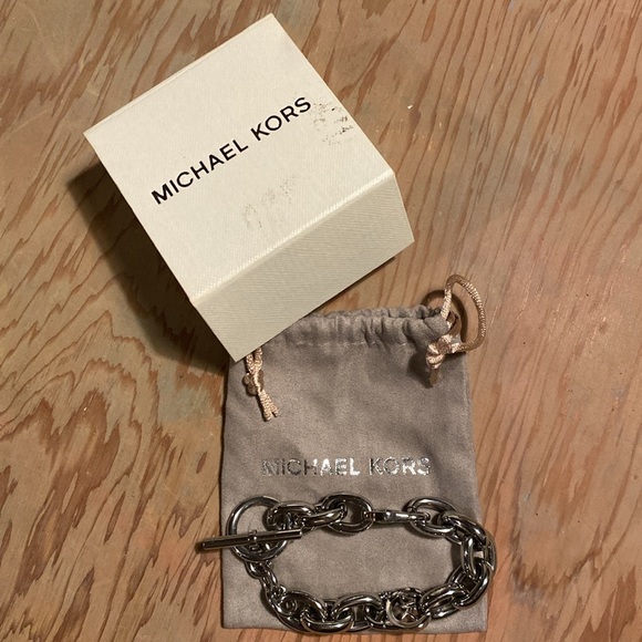 Michael Kors silver coloured bracelet, with box and duster bag. - Picture 3 of 4